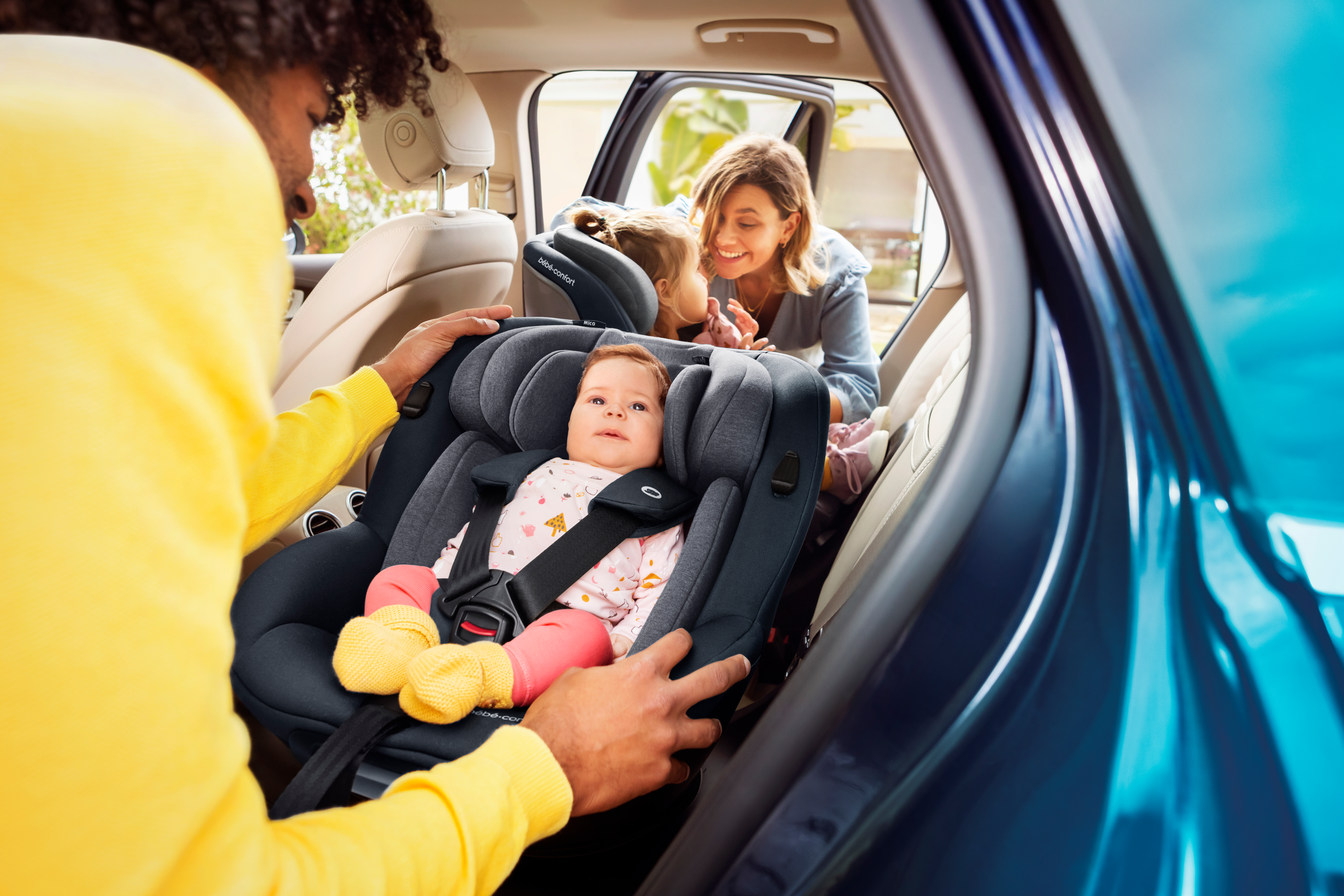 BBC8511_2020_Bebeconfort_carseat_Mica_Lifestyle_Summer_dadputsbabyinseattoddlerandmombackground_Landscape_RGB BBC8511_2020_Bebeconfort_carseat_Mica_Lifestyle_Summer_dadputsbabyinseattoddlerandmombackground_Landscape_RGB